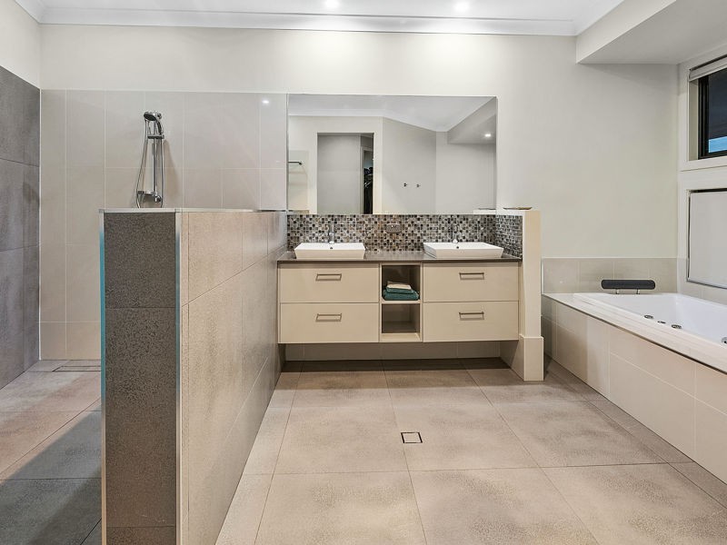 1 Seaspray Street, Thornlands QLD 4164