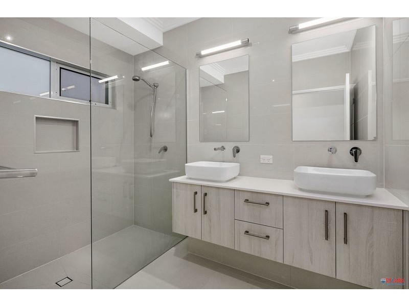 273 Railway Parade, Birkdale QLD 4159