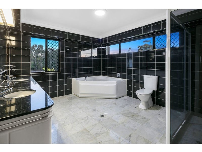 8 Sommersea Drive, Raby Bay QLD 4163