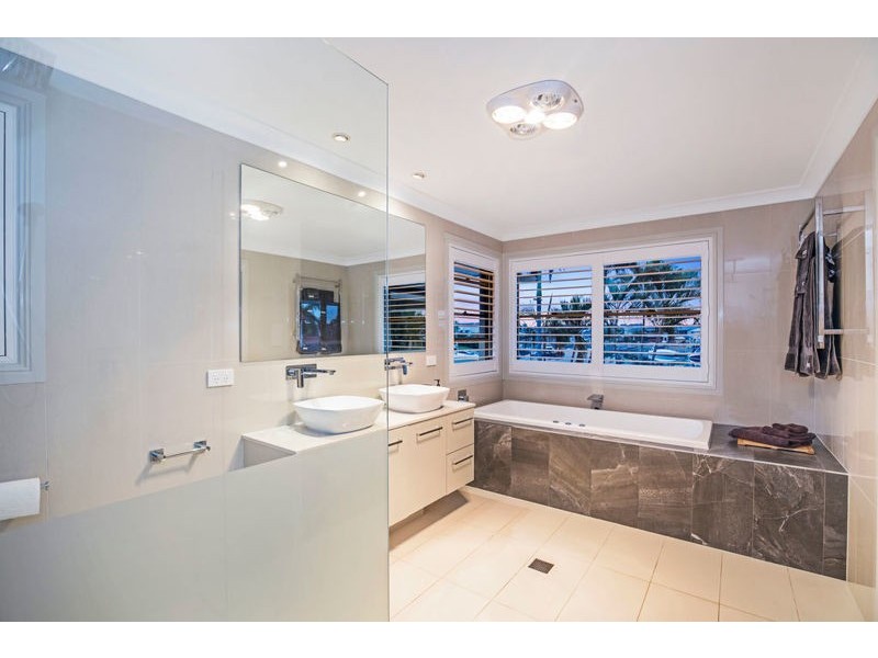 3 Seacrest Court, Raby Bay QLD 4163