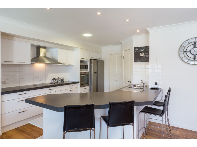 12 Lois Place, Redland Bay QLD 4165