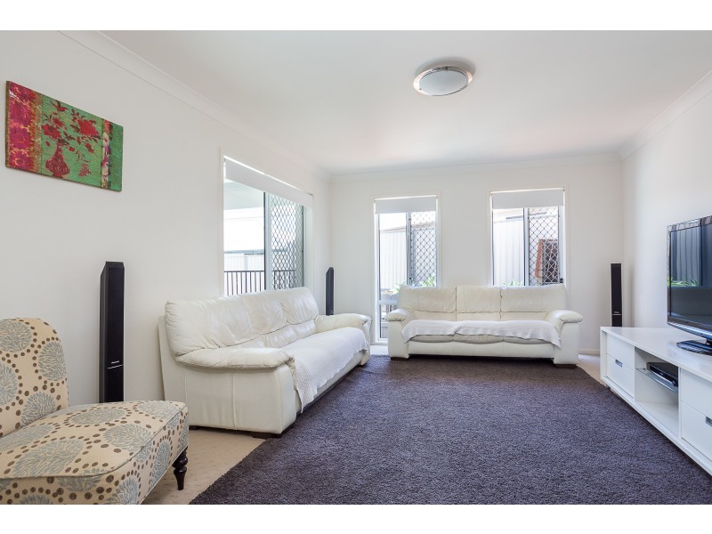 12 Lois Place, Redland Bay QLD 4165