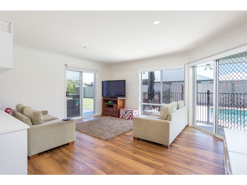 12 Lois Place, Redland Bay QLD 4165