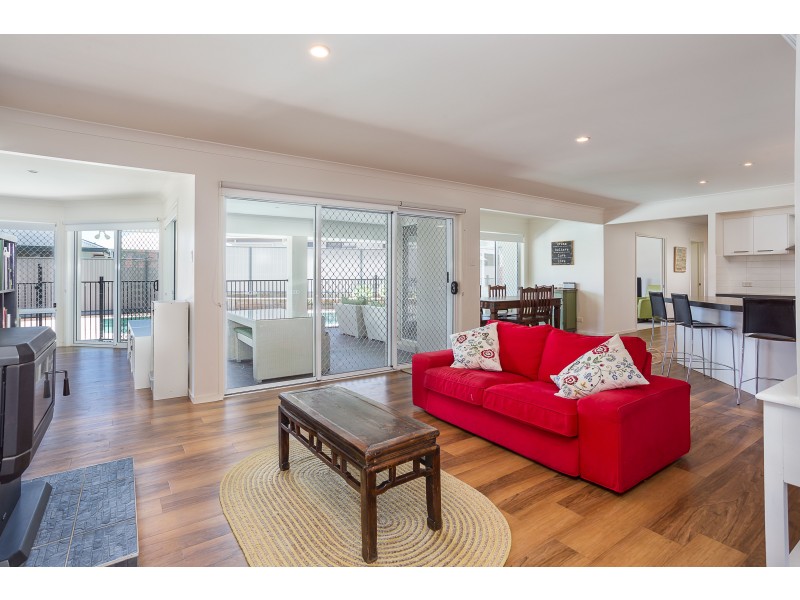 12 Lois Place, Redland Bay QLD 4165