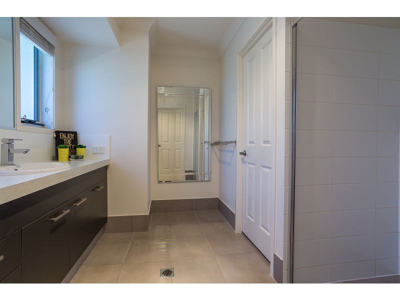 12 Lois Place, Redland Bay QLD 4165