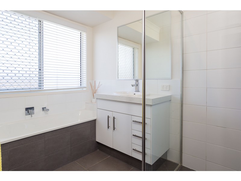 12 Lois Place, Redland Bay QLD 4165