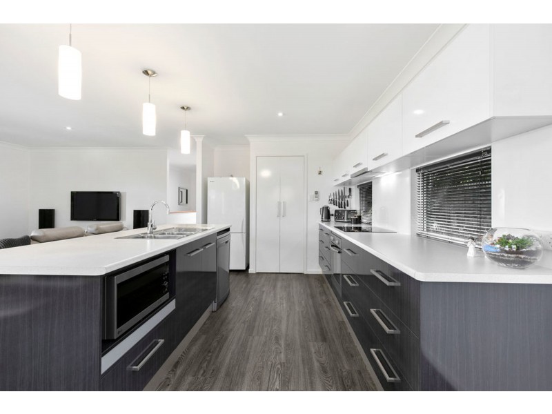 17 Pear Street, Redland Bay QLD 4165