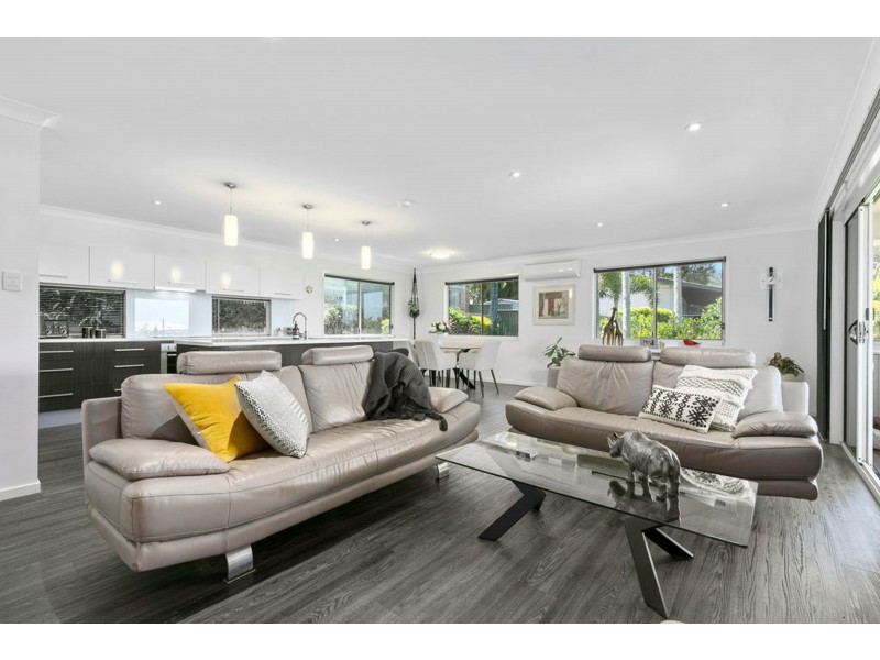 17 Pear Street, Redland Bay QLD 4165