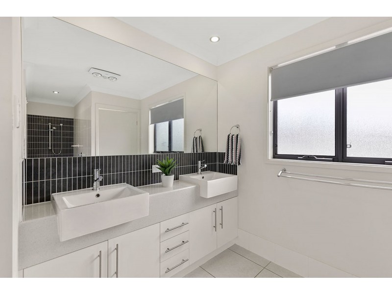 7B Bream Place, Redland Bay QLD 4165