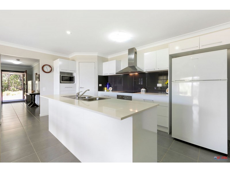 4 Leopard Place, Redland Bay QLD 4165