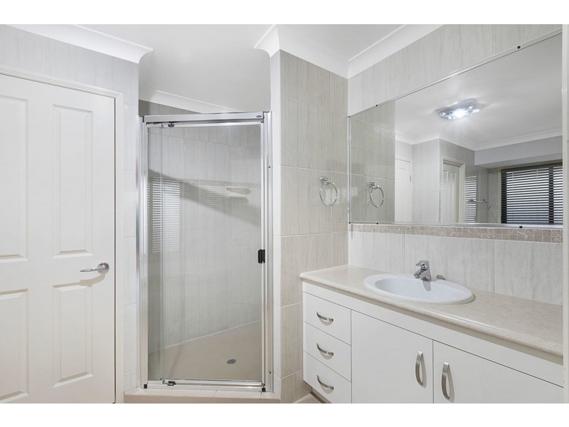 5 Bribie Close, Redland Bay QLD 4165