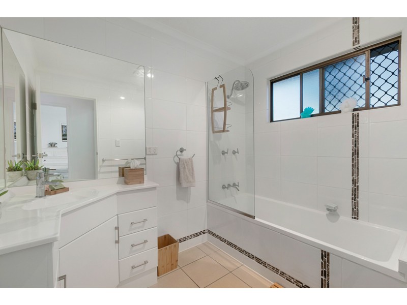 2 Lindon Street, Birkdale QLD 4159
