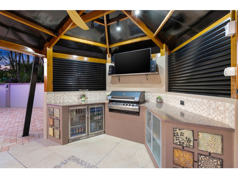 2 Lindon Street, Birkdale QLD 4159