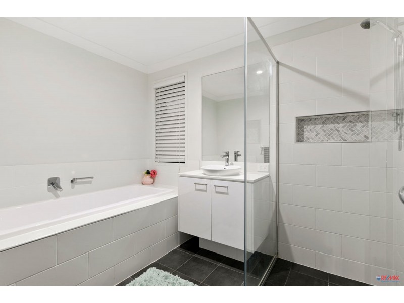 17 Creek Road, Birkdale QLD 4159