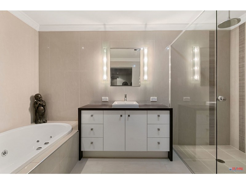 4 Raby Esplanade, Ormiston QLD 4160