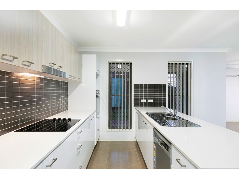 95 Bankswood Drive, Redland Bay QLD 4165