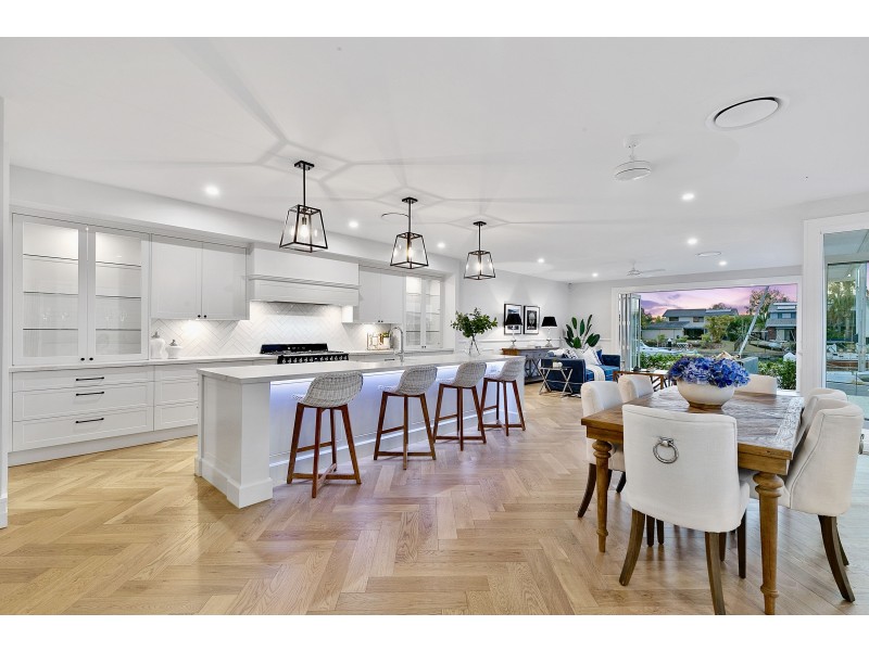 10 Sternlight Court, Raby Bay QLD 4163