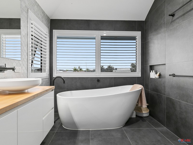 8 Binnacle Close, Raby Bay QLD 4163