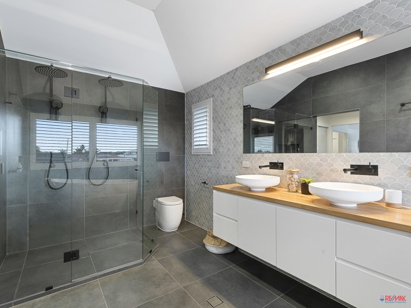8 Binnacle Close, Raby Bay QLD 4163