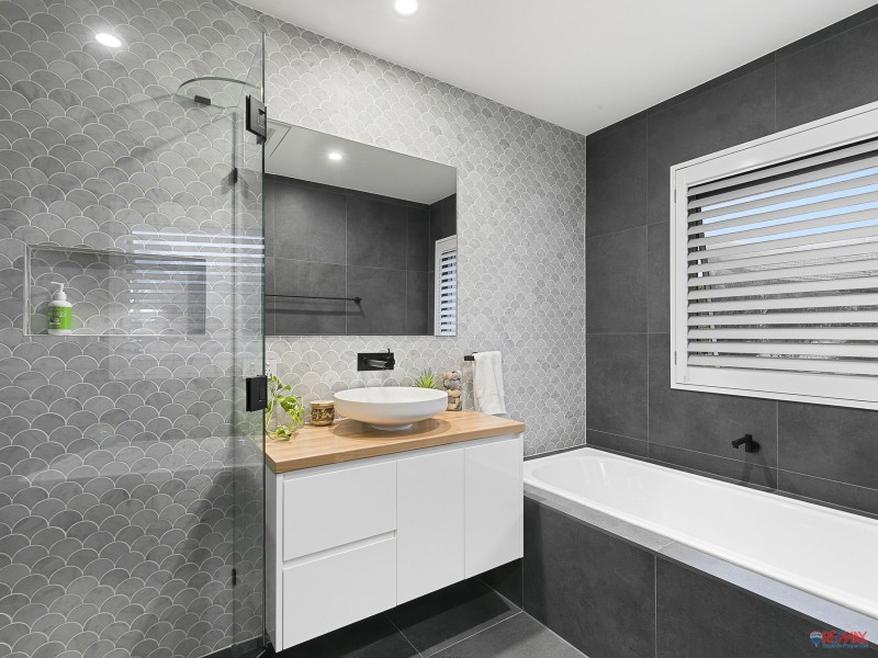 8 Binnacle Close, Raby Bay QLD 4163