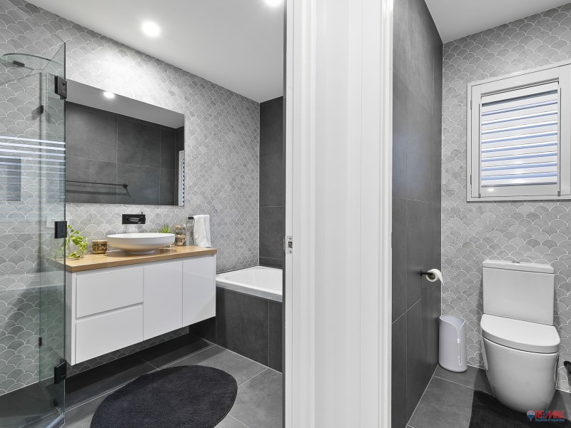 8 Binnacle Close, Raby Bay QLD 4163