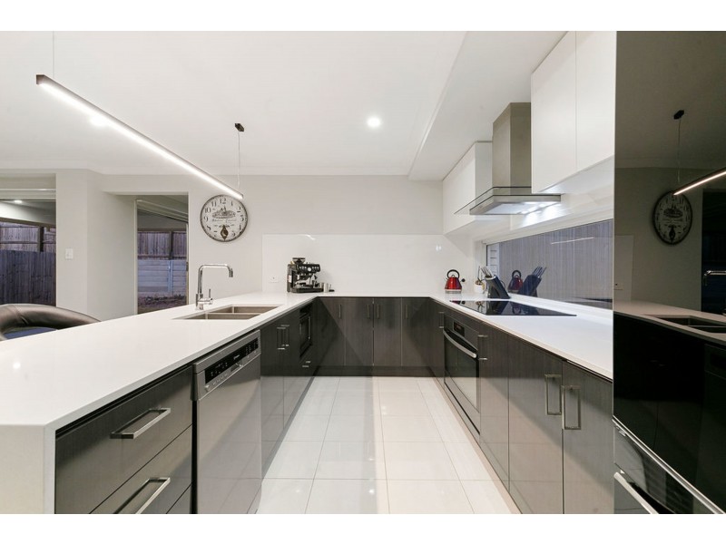 4 Valleygreen Close, Redland Bay QLD 4165