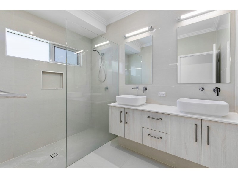 273 Railway Parade, Birkdale QLD 4159