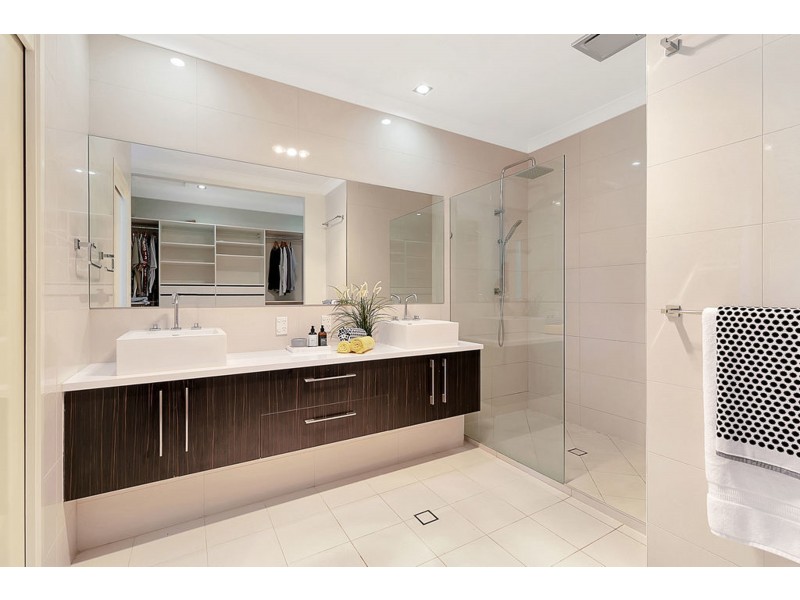 6 Bream Place, Redland Bay QLD 4165