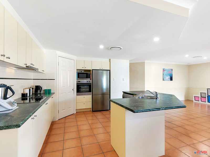 4 Lowe Circuit, Redland Bay QLD 4165