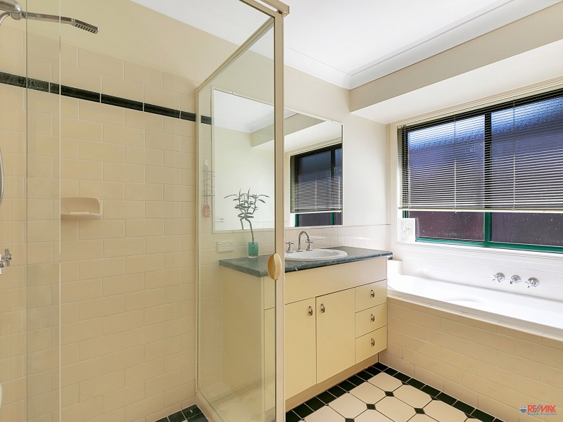 4 Lowe Circuit, Redland Bay QLD 4165