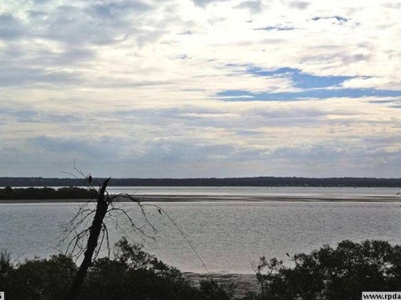 11 Coast Road, Macleay Island QLD 4184