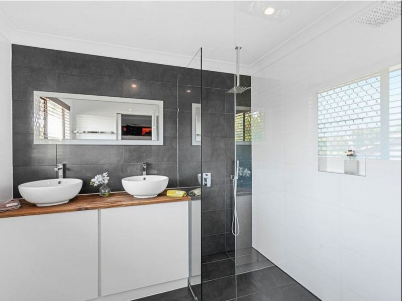 1 Sunbury Street, Birkdale QLD 4159