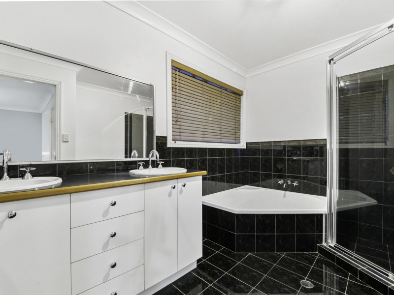 21 The Boulevard, Redland Bay QLD 4165