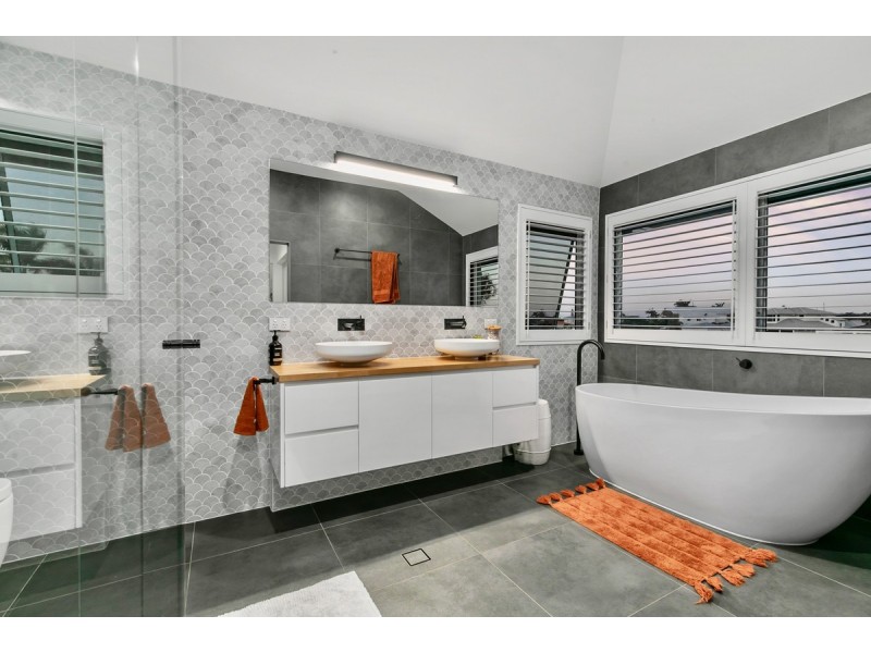 8 Binnacle Close, Raby Bay QLD 4163