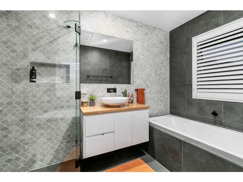 8 Binnacle Close, Raby Bay QLD 4163