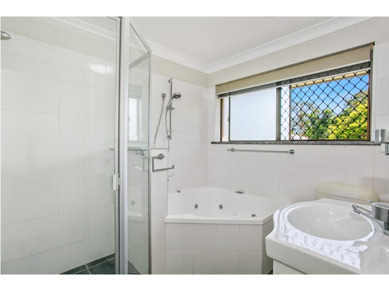 2 Banksia Street, Redland Bay QLD 4165
