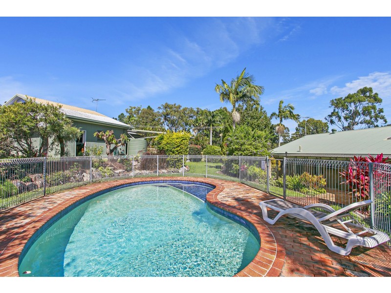 2 Banksia Street, Redland Bay QLD 4165