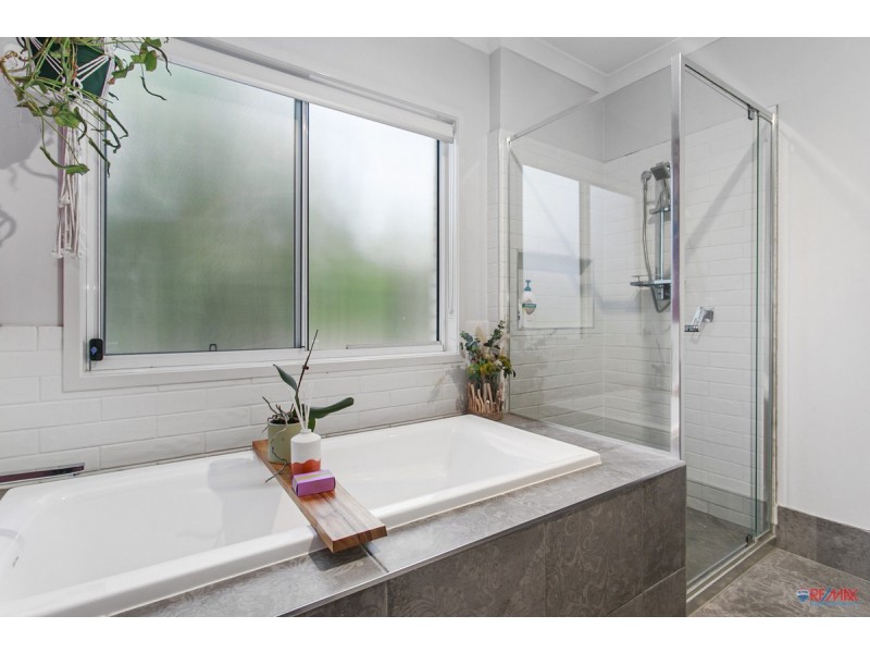 17 Glenhaven Close, Redland Bay QLD 4165