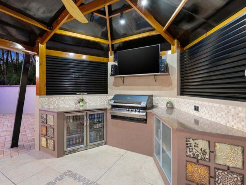 2 Lindon Street, Birkdale QLD 4159