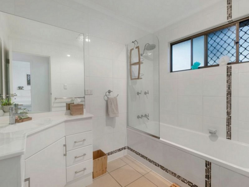 2 Lindon Street, Birkdale QLD 4159