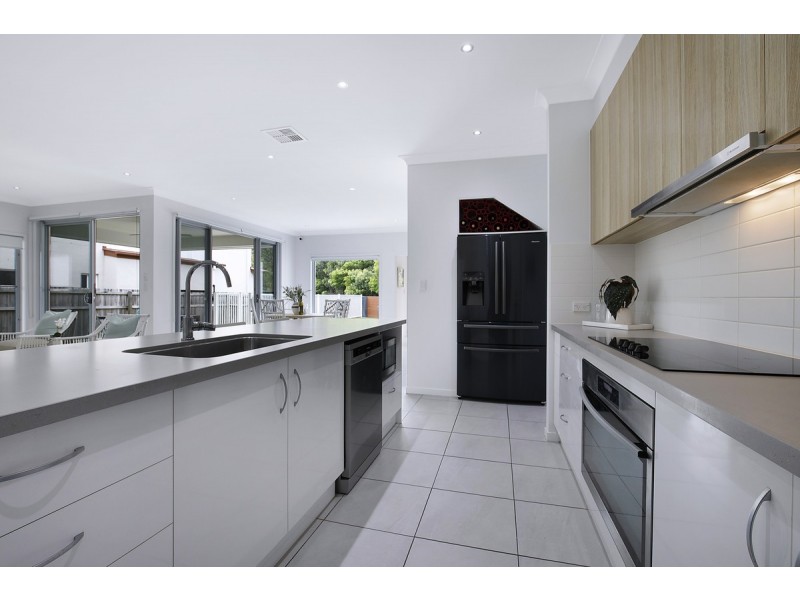 22 Sandalwood Street, Thornlands QLD 4164