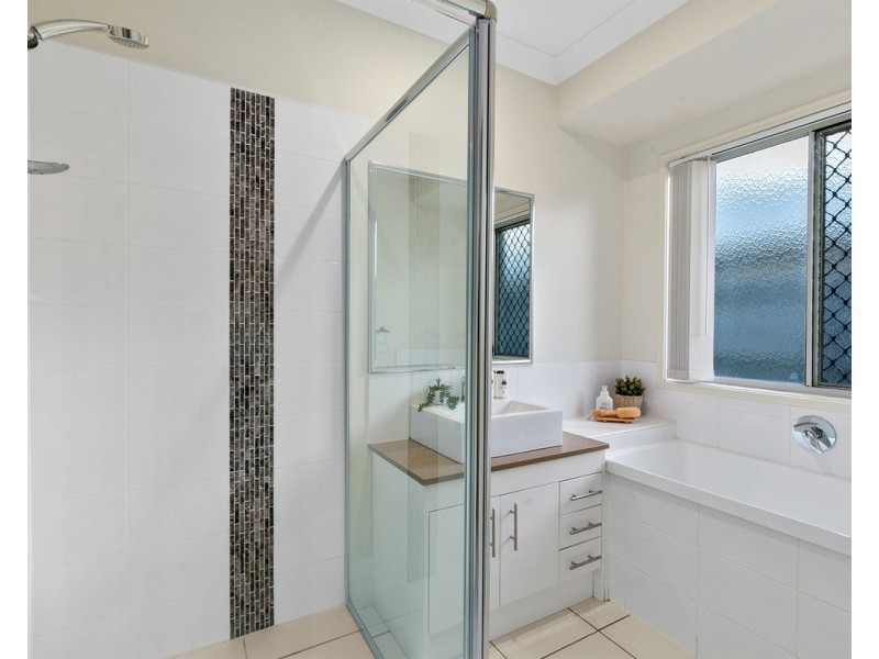 2 Peregian Close, Manly West QLD 4179
