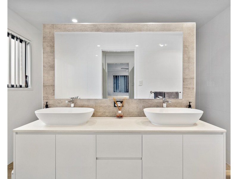 150 Bankswood Drive, Redland Bay QLD 4165