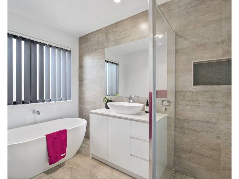 150 Bankswood Drive, Redland Bay QLD 4165