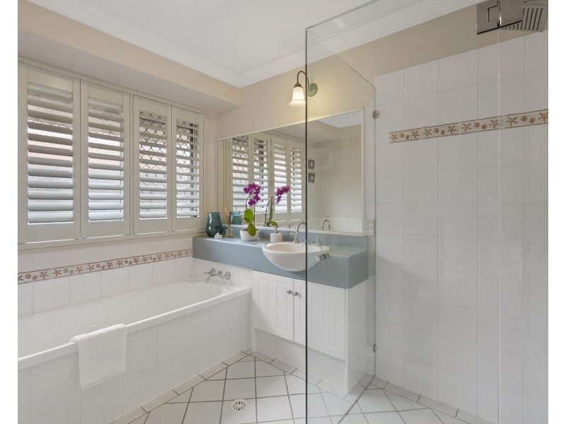 4 Hilary Avenue, Redland Bay QLD 4165