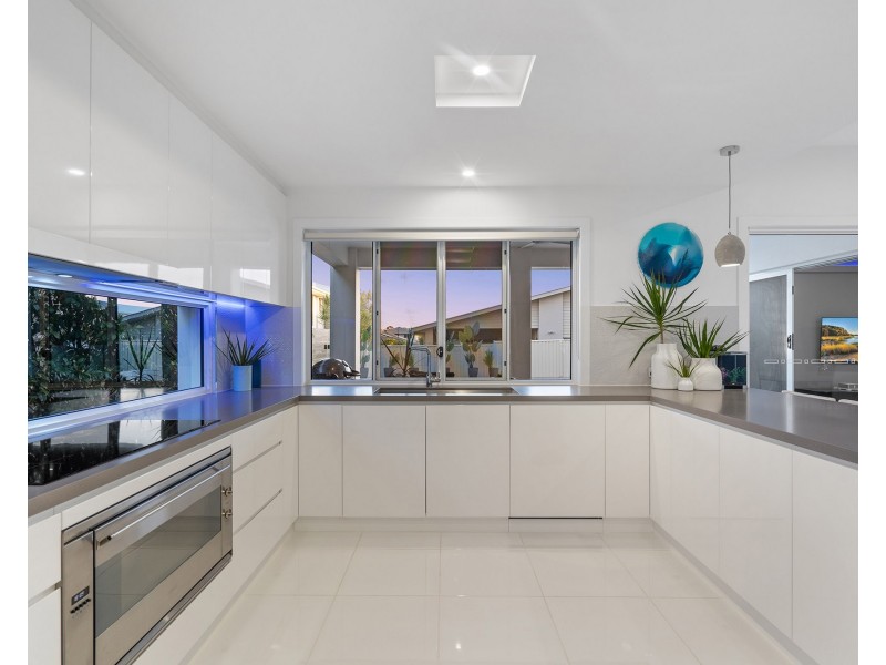 8 Nadine Crescent, Thornlands QLD 4164