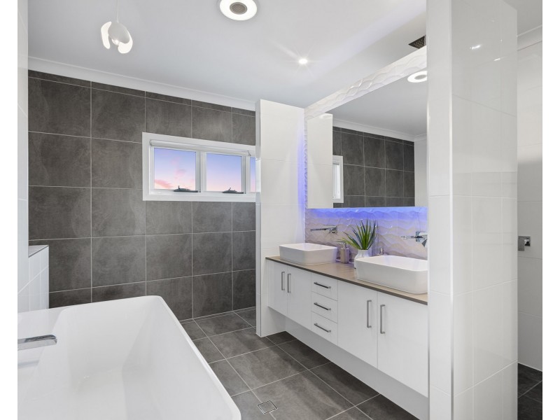 8 Nadine Crescent, Thornlands QLD 4164