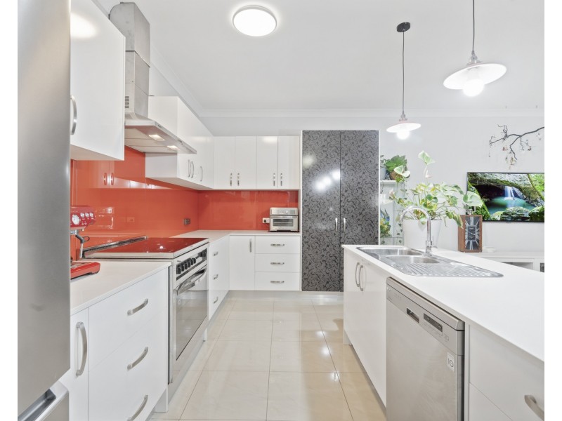 18 Binya Street, Holland Park QLD 4121