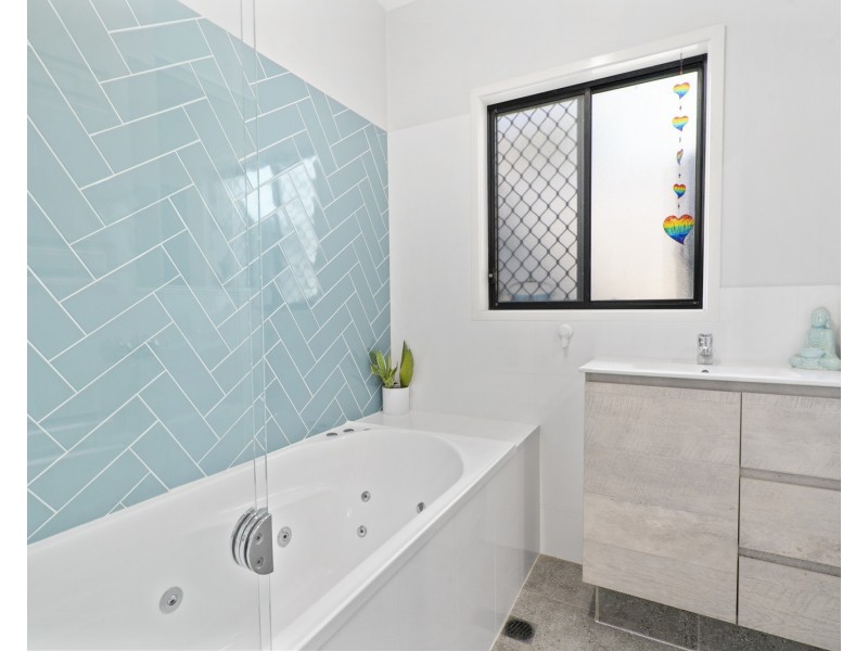 18 Binya Street, Holland Park QLD 4121