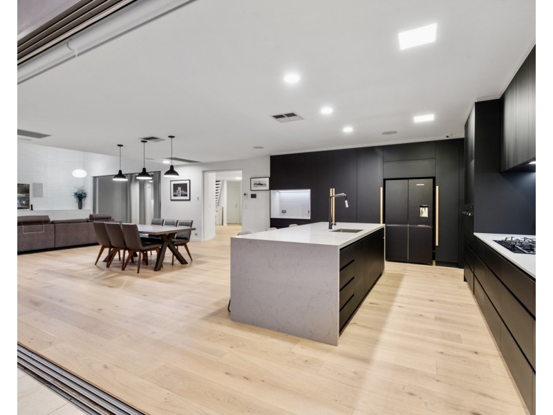 14 Bonaventure Court, Raby Bay QLD 4163